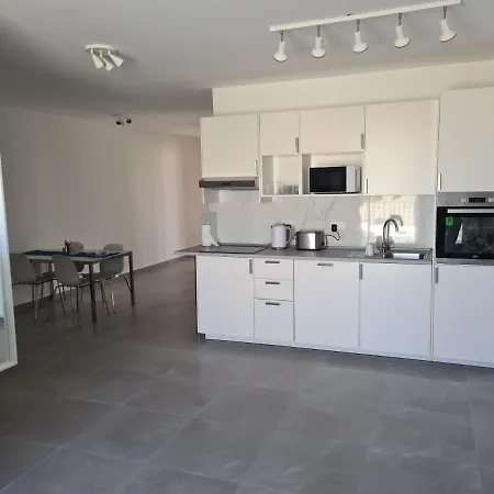 Modern Top Floor Penthouse With Terrace & Walking Distance To Centre Apartman